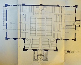 <p>Voor het interieur maakte Kuipers meerdere schetsontwerpen, waarbij de extra zitplaatsen gecreëerd werden door het maken van galerijen. Daaronder zou aan de oost- en westzijde ruimte ontstaan voor een zaal en vergaderruimte voor de kerkeraad. Afgebeeld is het uitgewerkte ontwerp van de begane grond uit 1920 (HCO). </p>
